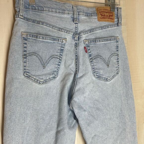 Levi’s high rise mom jeans light wash distressed, size 27 - Picture 9 of 16